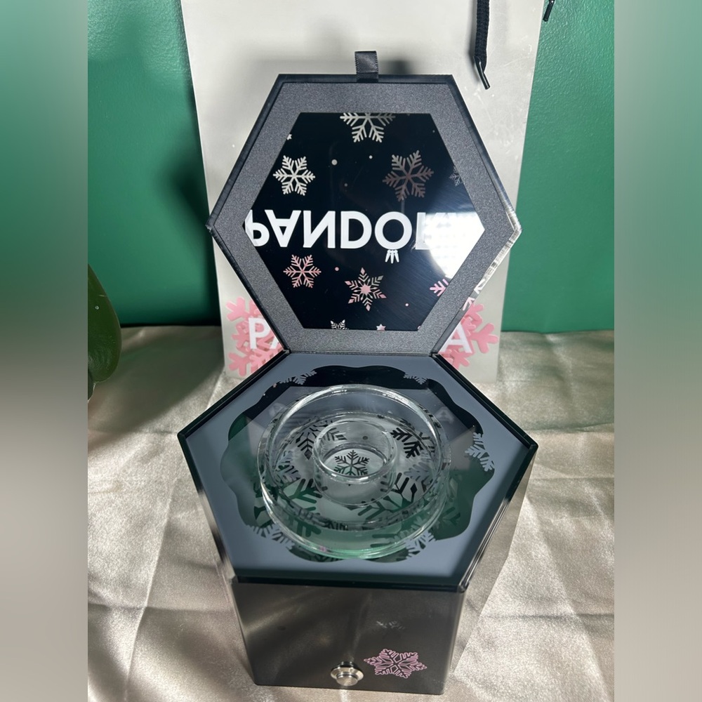 Pandora Christmas Gift Jewelry Box - Picture 6 of 16